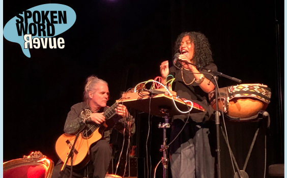 Optreden van Boi Akih tijdens de Spoken Word Revue op Read My World